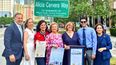Alicia Cervera (cuarta de izq. a der.), junto a personalidades de Miami-Dade.