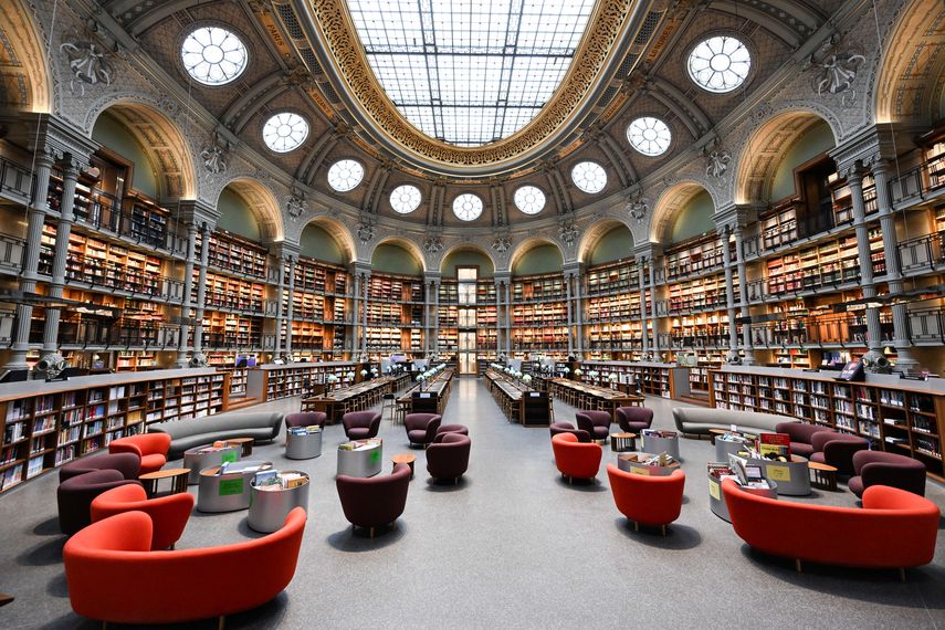 Esta fotografía tomada en París el 13 de febrero de 2024 muestra una vista general de la Salle Ovale Richelieu de la Biblioteca Nacional de Francia.