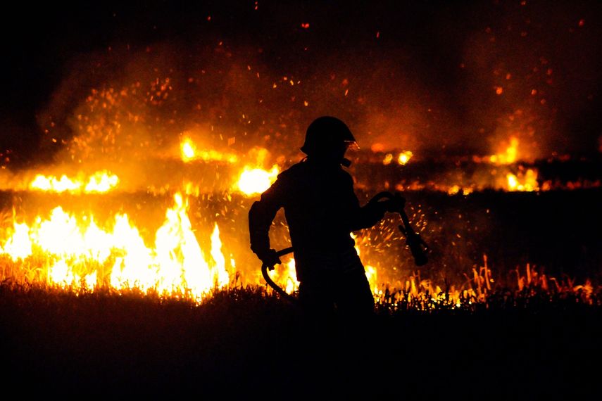 Imagen referencial de un bombero en un incendio forestal.&nbsp;