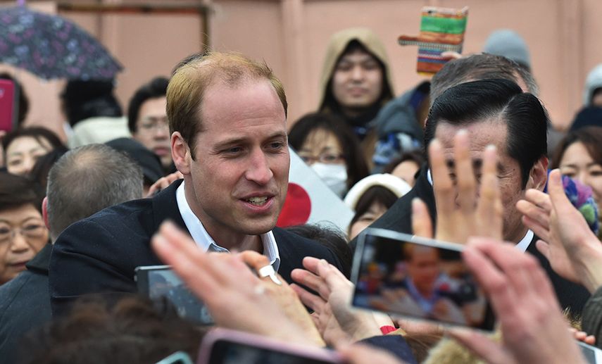 Cientos de personas rodearon espotáneamente al hijo del heredero de la corona británica. (EFE)
