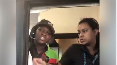 La agresora&nbsp;los atacó por ser blancos e hispanos&nbsp;mientras la pareja solicitaba el cambio de su pedido.