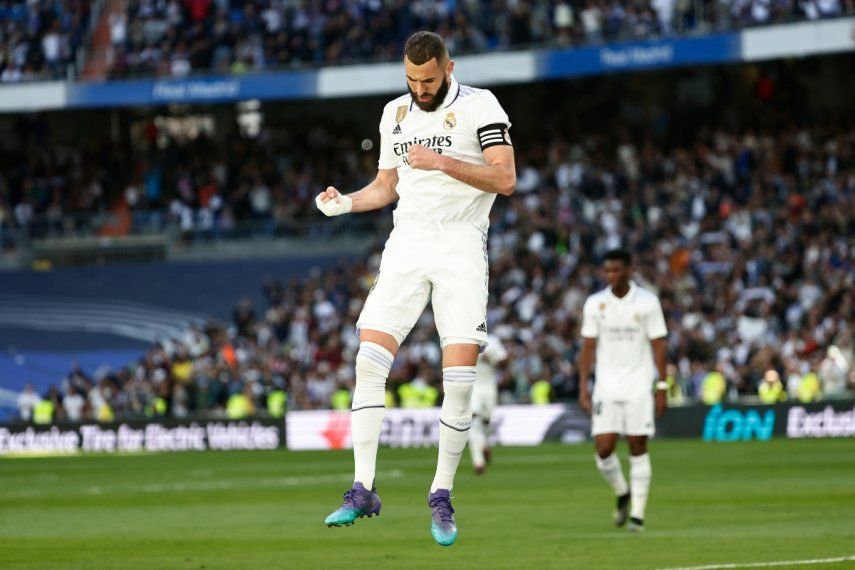 Karim Benzema celebra tras anotar el tercer gol del Real Madrid en el partido contra Valladolid en la Liga española, el domingo 2 de abril de 2023.