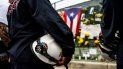 Los rescatistas visitan y presentan sus respetos a los familiares de las víctimas en el Surfside Wall of Hope & Memorial cerca del sitio del edificio derrumbado en Surfside, Florida, al norte de Miami Beach. Los rescatistas visitan y presentan sus respetos a los familiares de las víctimas en el Surfside Wall of Hope & Memorial cerca del sitio del edificio derrumbado en Surfside, Florida, al norte de Miami Beach.