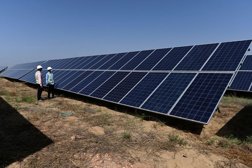 Imagen de paneles solares, una de las cuestionables y llamadas energía limpias.