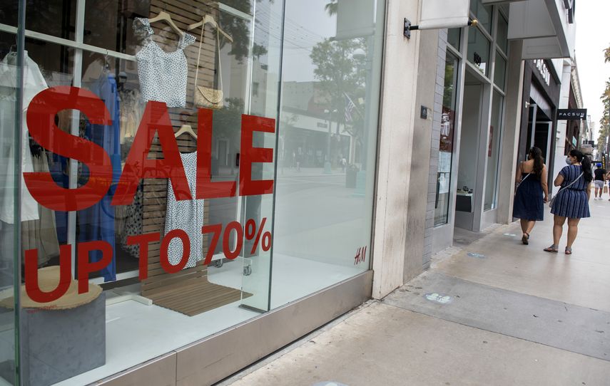 La vidriera de una tienda anuncia rebaja de sus productos.