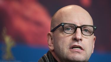 En esta foto de archivo tomada el 21 de febrero de 2018, el director estadounidense Steven Soderbergh habla durante una conferencia de prensa para la película Unsane presentada a competencia durante la 68 edición del festival de cine Berlinale en Berlín.&nbsp; &nbsp;