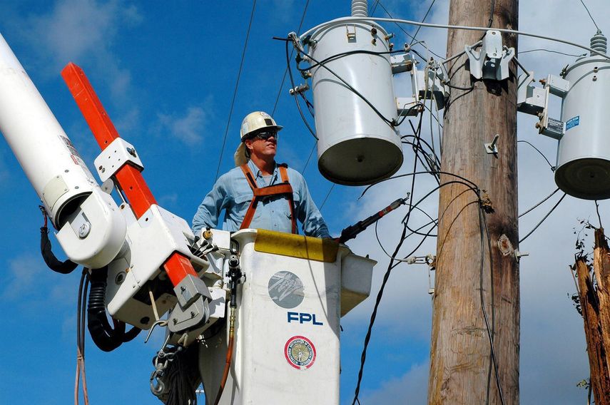 Empleados de la FPL atienden una avería en los conductos de electricidad en Florida.