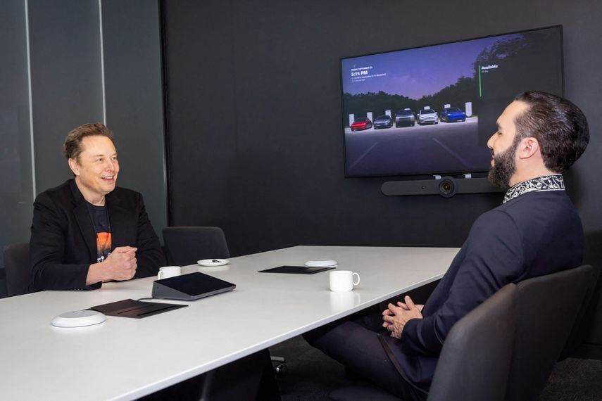 El presidente de El Salvador, Nayib Bukele, y el magnate Elon Musk, sostienen una reunión en la planta de baterías de los autos Tesla, en Austin, Texas.