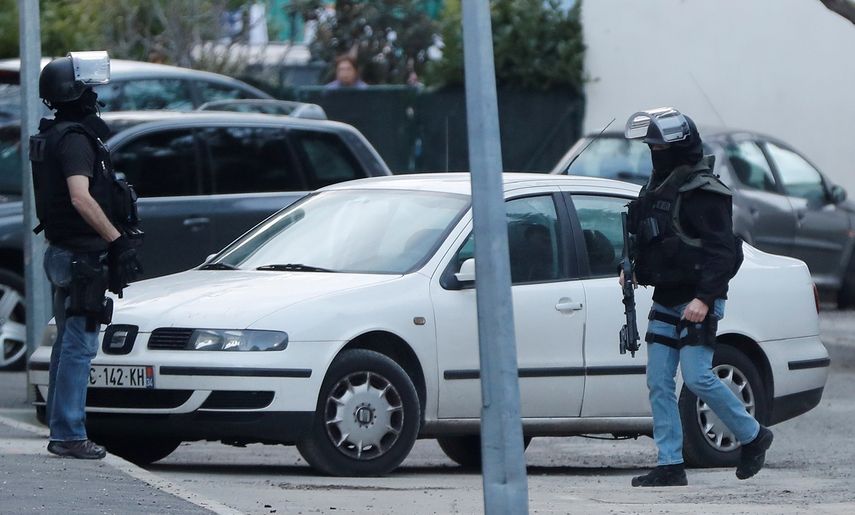 Varios policías vigilan la entrada del apartamento del autor de la toma de rehenes en un supermercado de Trebes.