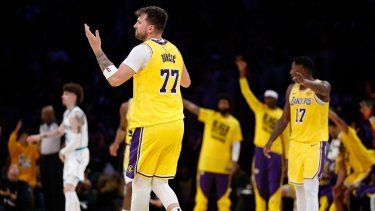 Luka Doncic #77 de Los Angeles Lakers después de un tiro de tres puntos contra los Charlotte Hornets en la segunda mitad en el Crypto.com Arena el 19 de febrero de 2025 en Los Ángeles, California.