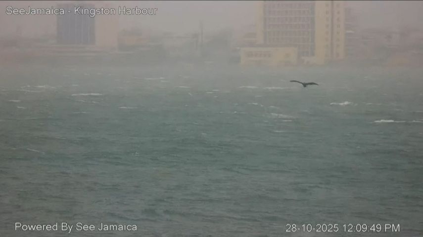 Captura de pantalla de video cortesía de una cámara CCTV de SeeJamaica muestra el puerto de Kingston el 28 de octubre de 2025 mientras el huracán Melissa toca tierra en Jamaica.