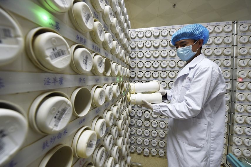 En esta fotograf&iacute;a publicada por la agencia noticiosa Xinhua, un farmac&eacute;utico procesa gr&aacute;nulos de la medicina tradicional china en el hospital provincial de Gansu especializado en este tipo de medicina, en Lanzhou, en la provincia noroccidental china de Gansu, el jueves 20 de febrero de 2020. La medicina tradicional china se ha utilizado ampliamente para combatir la enfermedad causada por el nuevo coronavirus.&nbsp;