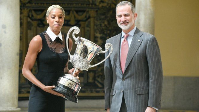 El Rey Felipe entrega el Trofeo Comunidad Iberoamericana a la atleta Yulimar Rojas durante los Premios Nacionales del Deporte en Palacio Real de El Pardo, a 18 de abril de 2023, en Madrid&nbsp;