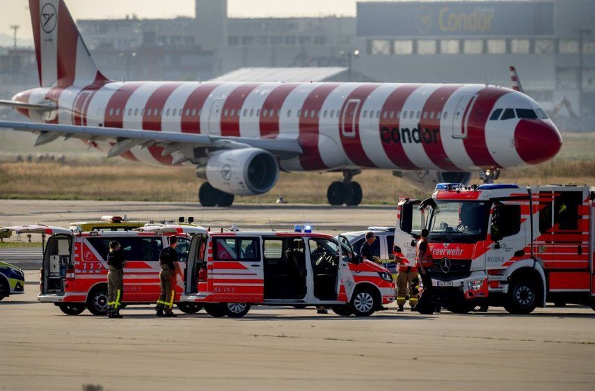 Vehículos de emergencias se ven en una pista del aeropuerto de Fráncfort, Alemania, el jueves 25 de julio de 2024 después de que varios activistas climáticos se pegaran al suelo y bloquearan el tráfico aéreo durante varias horas.&nbsp;