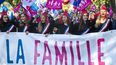 En esta imagen de archivo del domingo 16 de octubre de 2016, manifestantes sostienen un cartel que dice La familia durante una marcha para protestar contra el matrimonio homosexual en París.