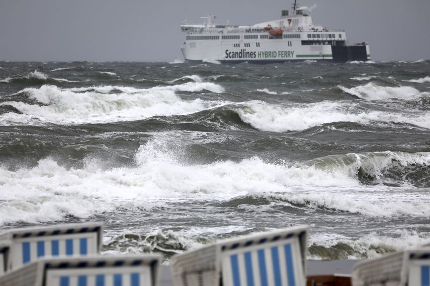 Un ferry sale del puerto mientras un fuerte oleaje se desata en la orilla, en el mar B&aacute;ltico en Warnemuende, oriente de Alemania, el lunes 30 de septiembre del 2019.&nbsp;