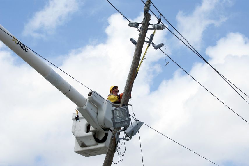 Un trabajador de FPL reestablece el servicio de energía en Miami-Dade