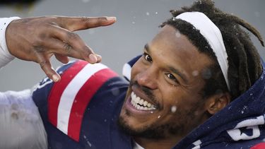 Cam Newton, quarterback de los Jets de Nueva York, abandona el terreno después de la victoria sobre los Jets de Nueva York, el domingo 3 de enero de 2021, en Foxborough, Massachusetts.