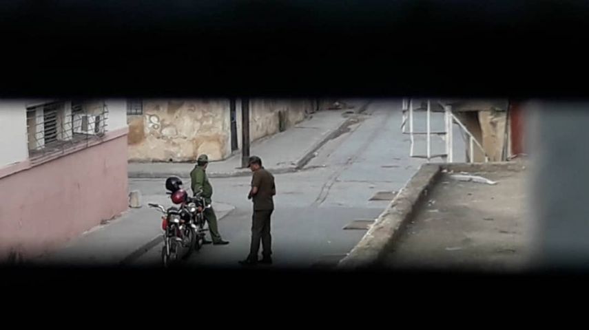 Agentes del r&eacute;gimen policial cubano vigilan la vivienda de un activista .&nbsp;