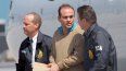 El exjefe paramilitar colombiano Salvatore Mancuso es escoltado por agentes de la DEA de Estados Unidos a su llegada a Opa-locka, Florida, el 13 de mayo de 2008.&nbsp;
