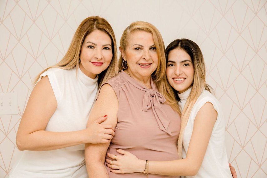 Visnú Ferreira, fundadora de Vizage Aesthetic Center, junto a su madre, Eddy Gómez, y su hija, Fabiola Lucena.