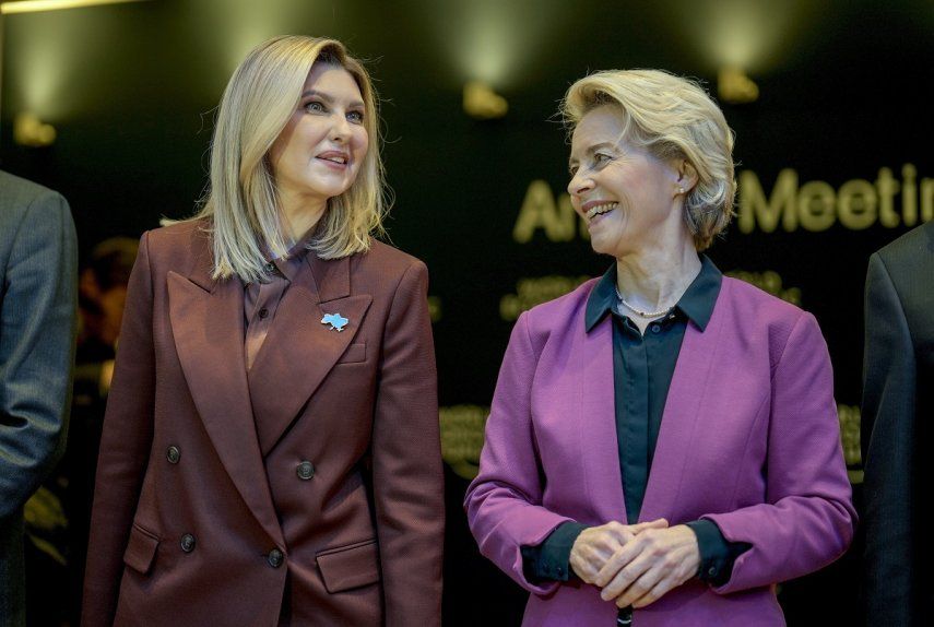 La primera dama de Ucrania, Olena Zelenska (izquierda), y la presidenta de la Comisión Europea, Ursula von der Leyen, durante una sesión del Foro de Davos, en Suiza, el 17 de enero de 2023.&nbsp;