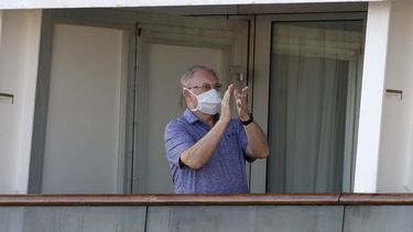 Un pasajero aplaude luego de un anuncio de la tripulacion a bordo del crucero Totterdam el jueves, 2 de abril del 2020, mientras los pasajeros esperan a desembarcar en Port Everglades, Florida.&nbsp;