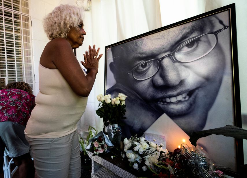 Una mujer reza frente a una foto del fallecido cantautor cubano Pablo Milanés, durante un acto de homenaje en el estudio de grabación de PM Records en La Habana, el 22 de noviembre de 2022.