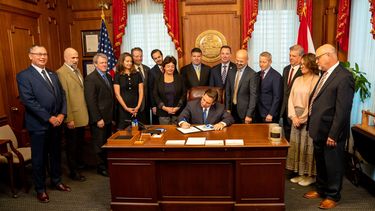 Ron DeSantis firma la nueva ley de Florida.&nbsp;