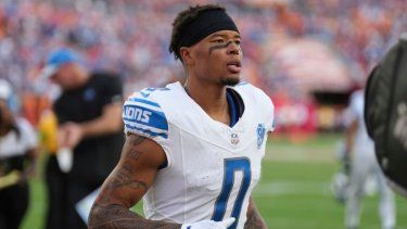 El receptor abierto de los Detroit Lions, Marvin Jones Jr. (0), se dirige al vestuario en el medio tiempo durante un partido de fútbol americano de la NFL contra los Tampa Bay Buccaneers, el domingo 15 de octubre de 2023, en Tampa, Florida&nbsp;