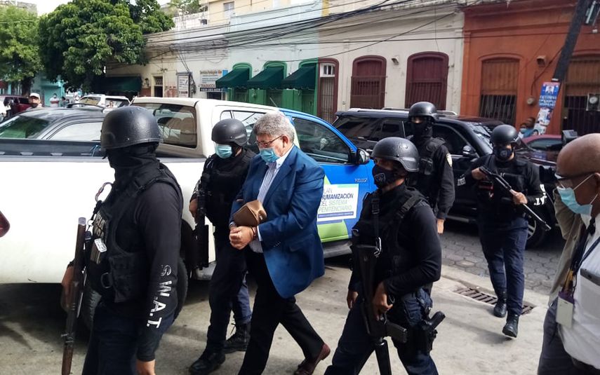 Esta imagen recoge el arresto de&nbsp;arresto de Fernando Rosa, en Santiago de los Caballeros. (foto cortesía Edward López)