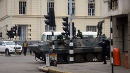 Un vehículo armado militar permanece estacionado en una calle de Harare,&nbsp;Zimbabue, este 16 de noviembre de 2017.&nbsp;