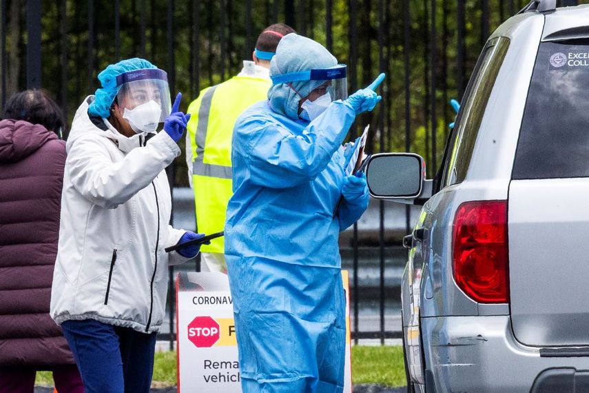 &nbsp; Personal m&eacute;dico del condado de Montgomery, en Maryland, revisa a pacientes que llegan para una prueba de COVID-19.