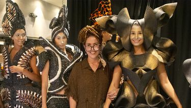 La diseñadora Cecilia Ledón junto a las modelos en la pasarela del Dorcam (Doral Contemporary Art Museum).