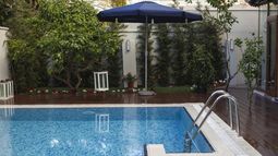 Una piscina en una residencia en Florida