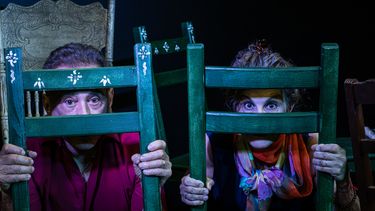 La nueva sala cultural se estrena por todo lo alto con Las Sillas, un clásico del Teatro del Absurdo que se presentará al público hasta el domingo 16 de noviembre