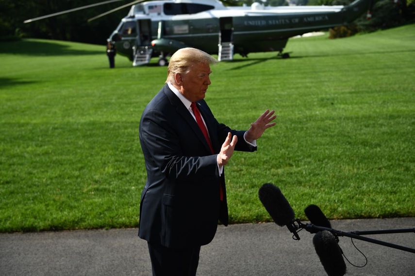 El presidente Donald Trump da declaraciones antes de partir en el helic&oacute;ptero con destino a Arizona.