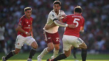 El centrocampista del Arsenal, Kai Havertz (centro), recibe una falta en un partido ante el Manchester United, el 17 de agosto de 2025.