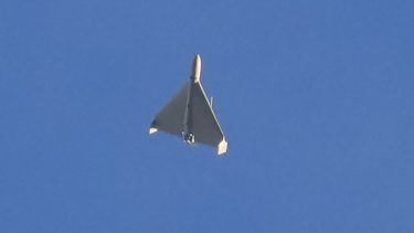 En esta imagen de archivo, un dron vuela segundos antes de impactar contra edificios en Kiev, Ucrania, el 17 de octubre de 2022.&nbsp;