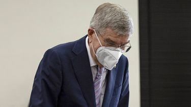 El presidente del COI, Thomas Bach, inclina la cabeza ante la presidenta de Tokio 2020, Seiko Hashimoto, durante una reunión en la sede de Tokio 2020, el 13 de julio de 2021 en Tokio