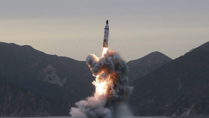 La agencia de noticias estatal de&nbsp;Corea&nbsp;del&nbsp;Norte, muestra el lanzamiento de prueba de un misil balístico submarino,&nbsp;