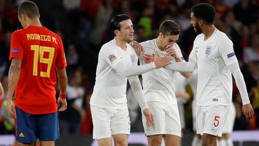 Los jugadores de Inglaterra celebran su tercer gol ante&nbsp;España, durante el partido de la fase de grupos de la Liga de las Naciones de la UEFA en el estadio Benito Villamarín de Sevilla.&nbsp;