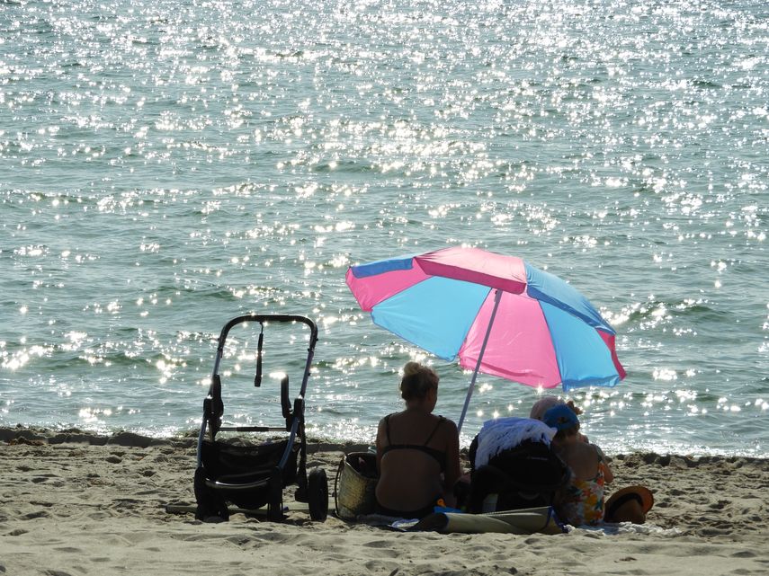 Una familia disfruta de la playa. 