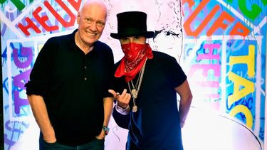 El C.E.O. de TAG Heuer JeanClaude Bive y el artista Alec Monopoly