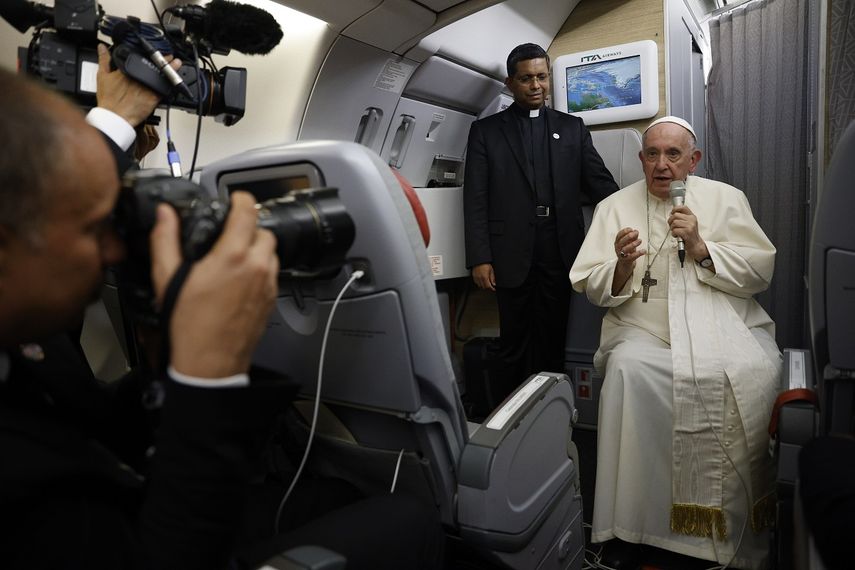 El papa Francisco habla con periodistas a bordo del avión de regreso a Roma desde Canadá, el 30 de julio de 2022, tras una visita pastoral de seis días.&nbsp;