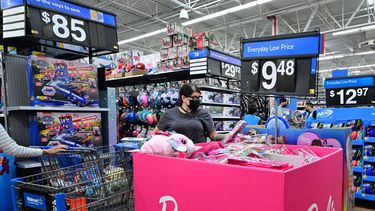 Clientes en la sección de juguetes de una tienda de la cadena minorista Walmart.