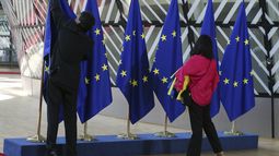 &nbsp;Empleados colocan banderas de la Unión Europea (UE) antes del inicio de la cumbre de dos días de duración de líderes de la UE, en&nbsp;Bruselas, Bélgica.