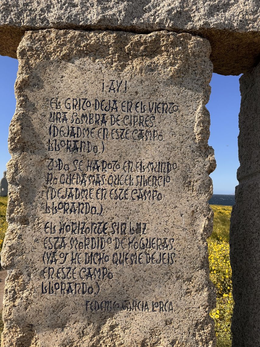 Poema de Federico García Lorca en el Monumento a los fusilados de la República, en La Coruña.  ¡Ay! El grito deja en el viento una sombra de ciprés. (Dejadme en este campo, llorando.) Todo se ha roto en el mundo. No queda más que el silencio. (Dejadme en este campo, llorando.) El horizonte sin luz está mordido de hogueras. (Ya os he dicho que me dejéis en este campo, llorando.)