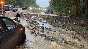 Vehículos detenidos cerca de un tramo de la carretera Palisades inundado y dañado por el agua junto al puente Bear Mountain, el domingo 9 de julio de 3034 en el condado Orange, Nueva York.&nbsp;