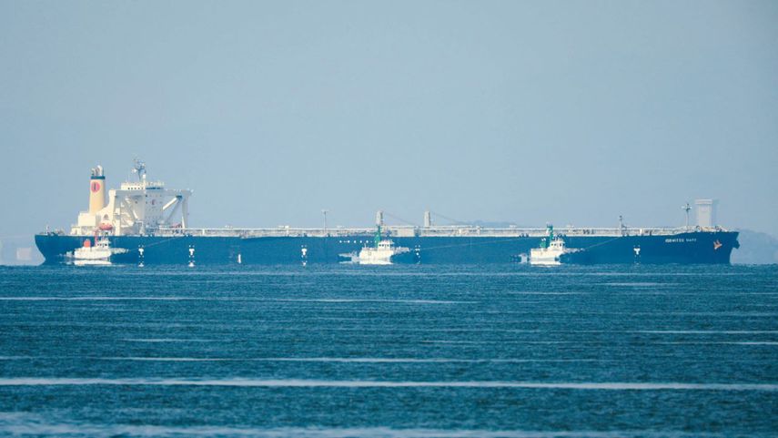 El petrolero de crudo Idemitsu Maru, propiedad de una subsidiaria de Idemitsu Kosan, navega por la bahía de Ise cerca de la ciudad de Chita en la prefectura de Aichi el 25 de mayo de 2026, después de convertirse en el primer petrolero de crudo con destino a Japón en transitar el estrecho de Ormuz desde que comenzó el conflicto en Irán.